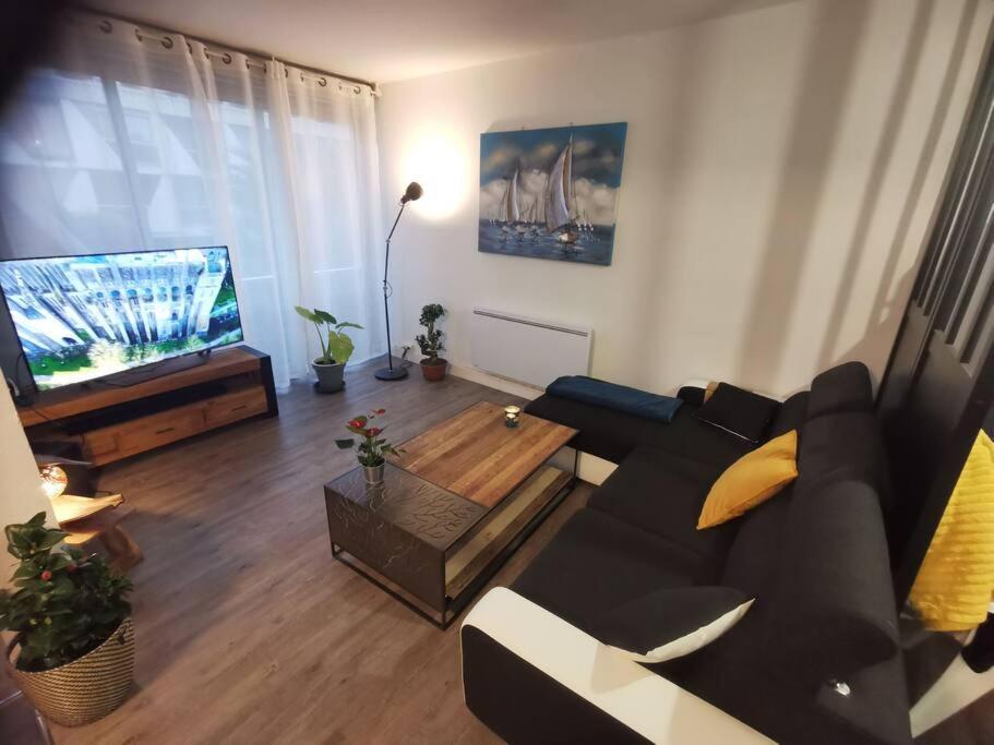 Rénové 50m2 à 2 Pas Du Port Et Plage! Appartement *